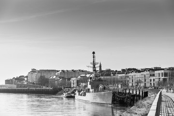 La Maillé-Brézé, un bateau militaire, à quai sur la Loire dans la ville de Nantes, en noir et blanc.