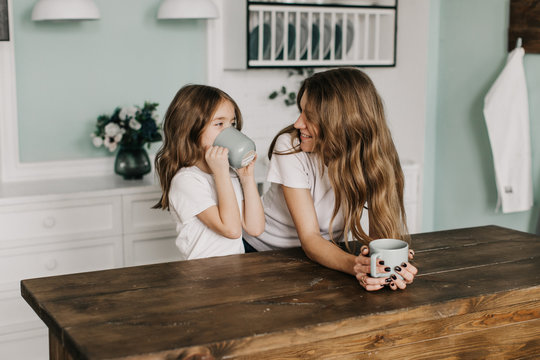 mother calms her daughter