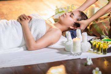 Obraz na płótnie Canvas amazing Thailand thai herbal spa and oil massage for relaxation women