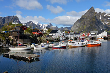 Fototapeta na wymiar Fischerhafen vor Bergpanorama auf den Lofoten