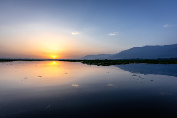 Obraz premium The beauty of Dal lake and the beautiful Shikaras during sunrise and sunset is the most charming thing in Kashmir