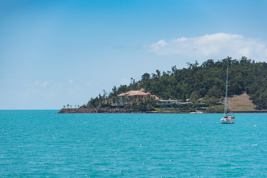 Yacht oder Segelboot ankert vor einer Insel