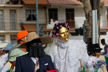 Mariés le jour des mariages burlesques au carnaval de Cayenne en Guyane française
