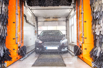 Auto in Waschstraße - Waschanlage