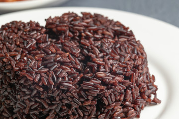 Obraz premium close up of steamed riceberry rice on plate