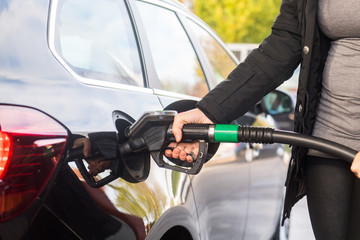 Tanken eines Autos an einer Tankstelle
