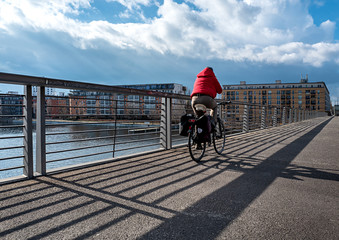 Radfahrer auf einer Bruecke