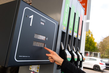 Tanken eines Autos an einer Tankstelle