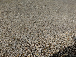 Strand steine überdeckt mit Wasser