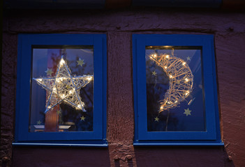 Fenster mit weihnachtlicher Dekoration
