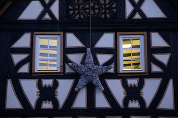 Fenster mit weihnachtlicher Dekoration