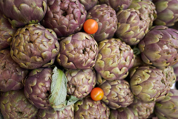 Obraz premium Raw artichokes in a market