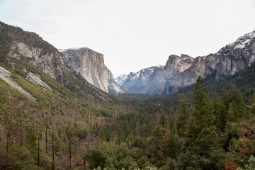 Fototapeta na wymiar View of Landmark on view point Yosemite National Park in the winter at USA.