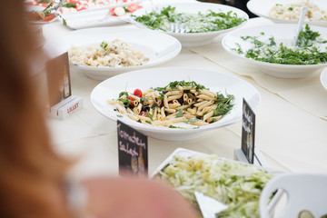 Diverse Salate bei einem Buffet 