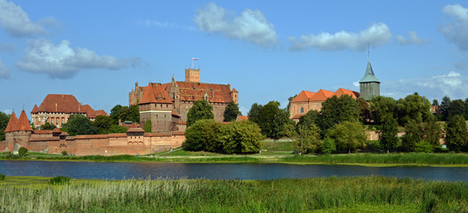 Panorama der Marienburg am Fluss Nogat in Polen