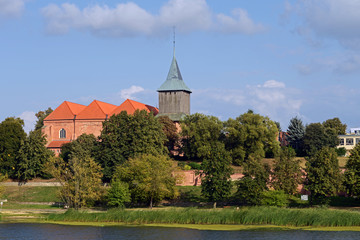 Fototapeta na wymiar Pfarrkirche Sankt Johannes von Malbork am Fluss Nogat 