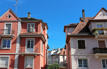 Fototapeta na wymiar small historical apartment buildings in Strasbourg - France