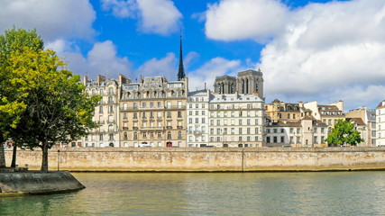 Obraz premium 6022_The_buildings_seen_while_cruising_the_river.jpg