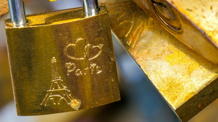 6107_A_padlock_with_a_carved_of_Eiffel_tower_and_Paris.jpg