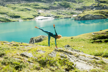 Fototapeta na wymiar beautiful girl doing yoga in the mountains