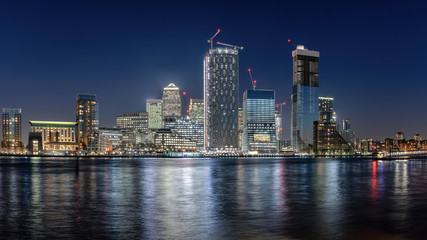 Obraz na płótnie Canvas Der Finanzbezirk Canary Wharf von London mit den zahlreichen Wolkenkratzern und Baustellen bei Nacht