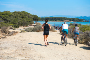 Randonneurs en bord de mer