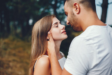 Naklejka premium Beautiful couple spend time in a summer park