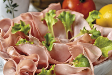 piatto con mortadella da sopra primo piano