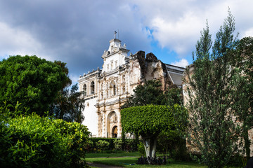 Fototapeta na wymiar Church of San Fransisco el Grande in styled garden, Antigua, Guatemala