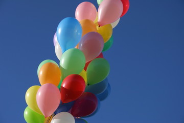 palloncini colorati su cielo azzurro