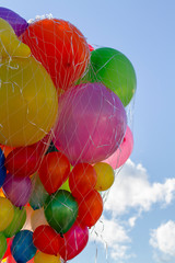viele bunte Luftballons in einem Netz