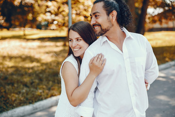 Obraz premium Wife with her husband in a summer park