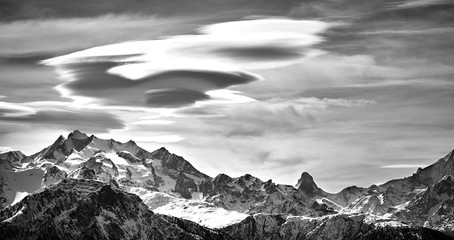 Matterhorn mit Cumulus Lenticularis Wolken Schwarz Weiss