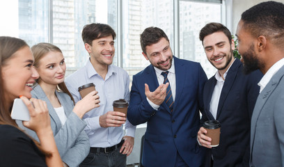 Obraz premium Young business colleagues talking, having coffee break