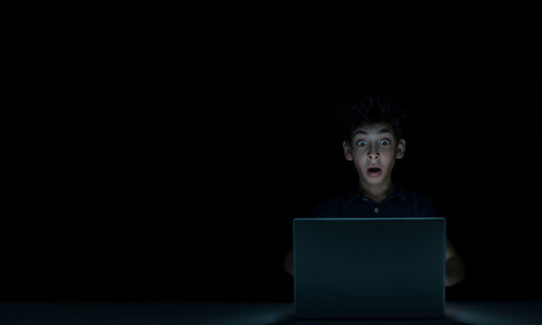 Kind sitz vor Computer, mit Angst wegen Internet Inhalte, unsichere Internet f&uuml;r Jugendliche