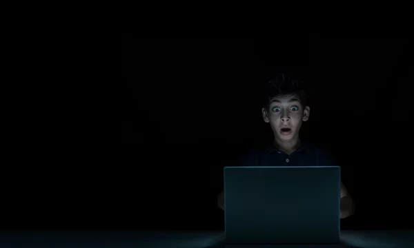 Kind sitz vor Computer, mit Angst wegen Internet Inhalte, unsichere Internet für Jugendliche