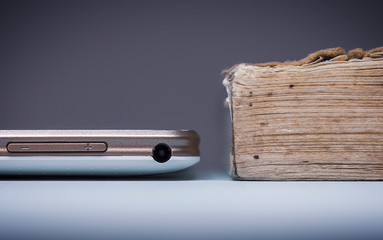 Ebook und altes Buch Vergleich, Gegenüberstellung,  Konzept von alt und neu, Technologie