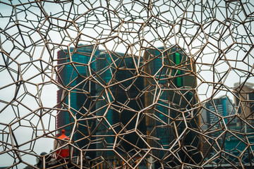 Hexagramnetz Metall vor Skyline