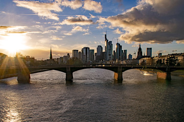 Obraz premium Sonnenuntergang in Frankfurt am Main mit Blick auf die Skyline in Hessen, Deutschland 