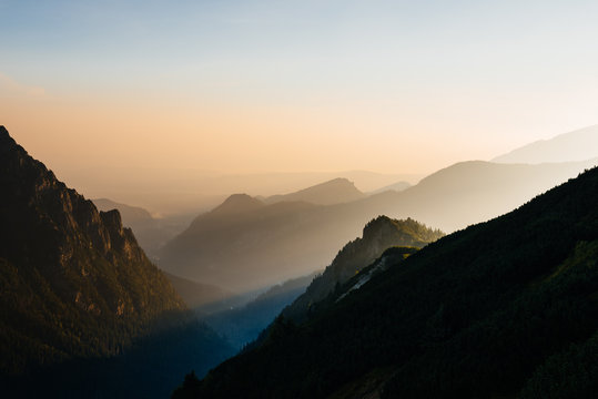 Fototapeta Wschód słońca w górach