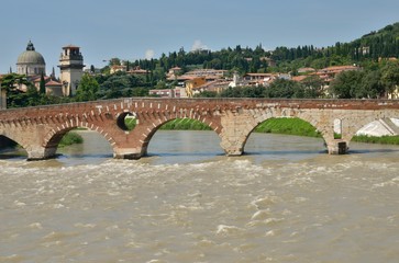 Fototapeta premium The stone bridge in Verona, Italy