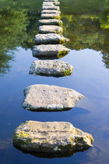 Camino de piedras sobre el rio.