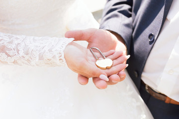 wedding lock in the hands of the newlyweds