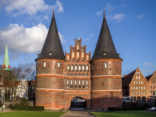 Fototapeta na wymiar Holstentor Hansestadt Lübeck Abendsonne entzerrt