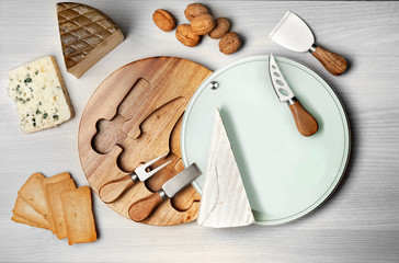 Fototapeta na wymiar Bodegón con utensilios para cortar quesos