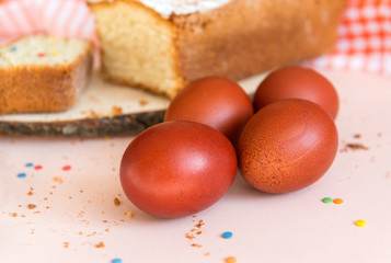 Obraz na płótnie Canvas 4 brown Easter eggs, cupcake