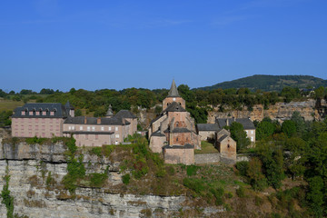 Eglise de Bozoul, célèbre pour son trou