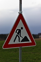 Znak ostrzegawczy, roboty drogowe. © Vanderbeck
