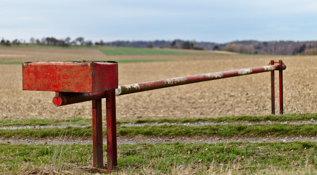 Stary szlaban na polnej drodze