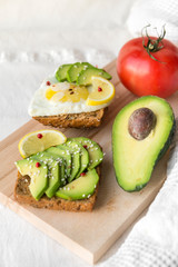 sandwich , avocado sandwich, egg ,lemon , tomato,  sesame, food,